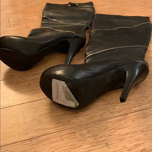 Not Too Coy Gemini black leather zip boot NWT - Picture 2 of 4